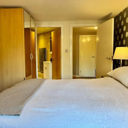 Centre Flat Near Minster - Free Parking And River View Apartment